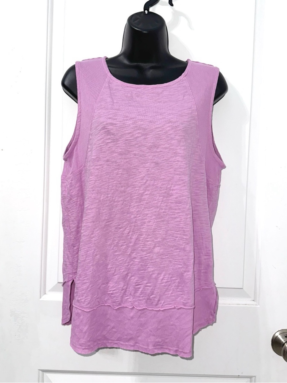 Mododoc Sleeveless Cotton Tank Top in Lilac Purple Ribbed hem, size Medium
